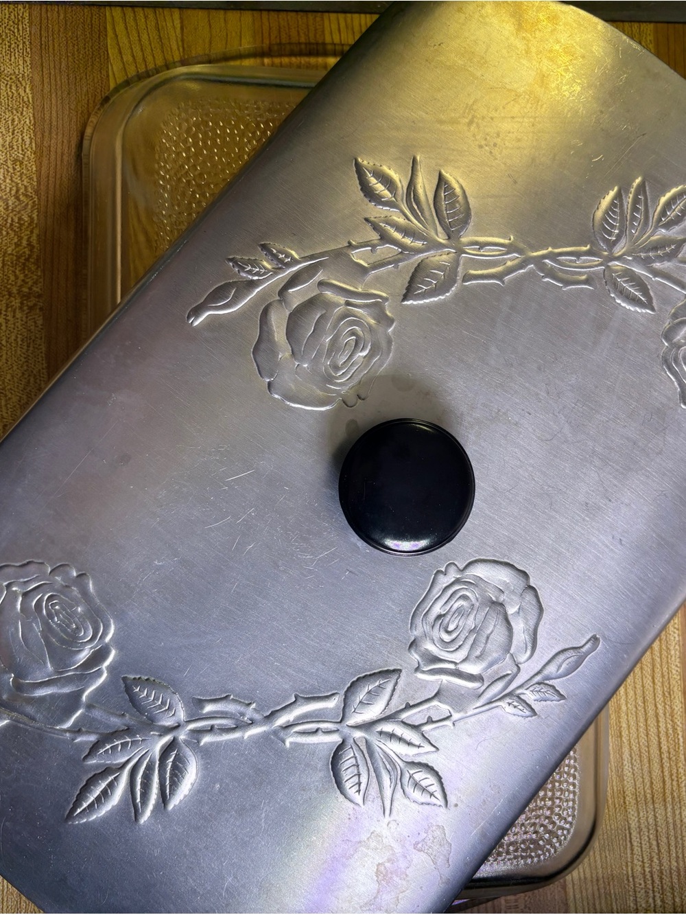 Embossed Rose Aluminum Cover With Glass Roasting Pan and Black Bakelite Knob -